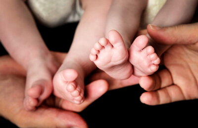 VIDEO » Mamă de gemeni, la 64 de ani