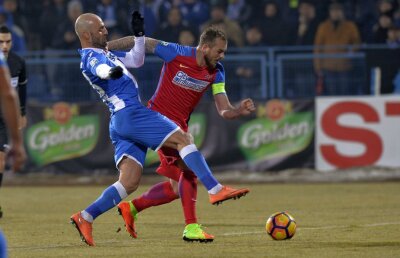 Cu sabia deasupra capului, un tehnician din Liga 1 se apără: "Arbitrii au influenţat unele jocuri"