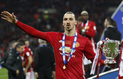 Mourinho apelează la fani pentru a-l convinge pe Ibrahimovici să rămână la United: ”Dormiți la ușa lui Zlatan”