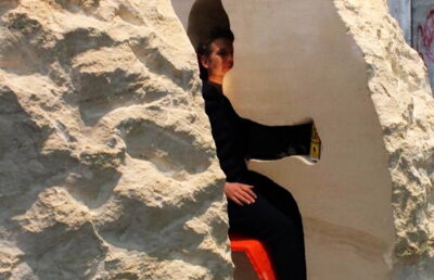 VIDEO » Un artist stă închis într-o piatră timp de 8 zile