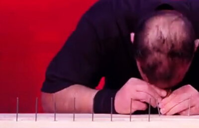 VIDEO » Un bărbat a bătut 38 de cuie cu fruntea