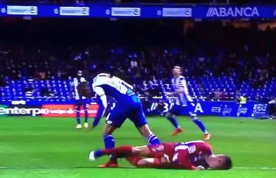 VIDEO Scene horror pe "El Riazor"! Torres s-a ciocnit de un adversar și a căzut inconștient pe gazon » Panică printre jucători, gestul frumos al lui Andone + reacția lui Contra