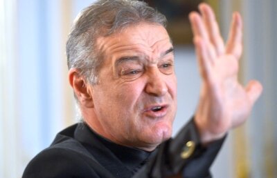 Becali, vizită-fulger în cantonamentul Stelei » Declarații dure făcute de patronul roș-albaștrilor: "La hotel mai găsești câte o votcă și mai trece câte o femeie! Acum am pus gard armăsarilor"