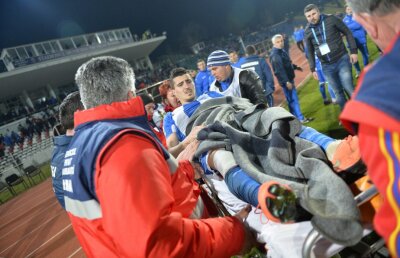 UPDATE+FOTO Victimele play-off-ului la Dinamo și CS U Craiova: doi fotbaliști, duși direct la ambulanță! Unul e suspect de fractură