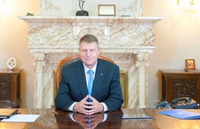 Președintele Iohannis l-a decorat pe Emerich Ienei: "Pentru contribuția sa la obținerea unora dintre cele mai memorabile rezultate ale fotbalului românesc"