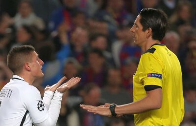 Arbitrul de la Barcelona - PSG a fost băgat în şedinţă de UEFA » Ce i se reproşează şi cum ar putea fi sancţionat