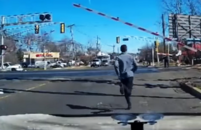 Video înfiorător » Trenul a trecut milimetric pe lângă o bătrână