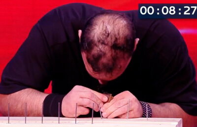 VIDEO » E supranumit "Omul-ciocan" și a bătut 38 de cuie cu capul în două minute