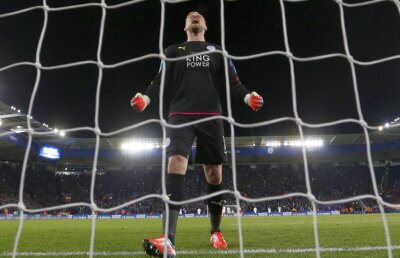 Uriașul care te hipnotizează » Numărul 1 danez e în mare formă. Schmeichel e unicul portar din istoria Ligii care apără un penalty și în turul, și în returul unei faze eliminatorii! 