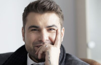 Adi, fără supărare, dar e prea bună! Faceți cunoștință cu jucătorul de minifotbal Adrian Mutu. Din satul Drogu! :D