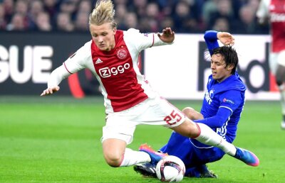 VIDEO Iceberg plin de trucuri » Danezii au un atacant şmecher: a păcălit arbitrul şi a scos un penalty pentru Ajax