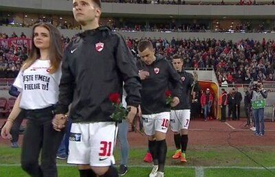 GALERIE FOTO Jucătorii dinamoviști au suprins din nou » De ce au intrat cu femei de mână și ce banner au afișat fotbaliștii