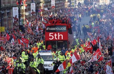 FOTO și VIDEO Autocar descoperit pentru locul 5: "Thank you, Jose" :) » Cele mai reușite glume pe net, după ce United a urcat pe locul 5 în Premier League