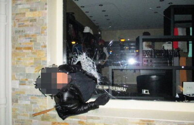 Poza anului » Un hoţ a rămas suspendat în geamul pe unde voia să scape