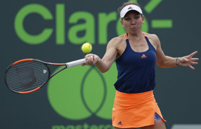 Bătălie pe două fronturi » Halep a tremurat în meciul cu Naomi Osaka, dar a reușit calificarea în turul 3