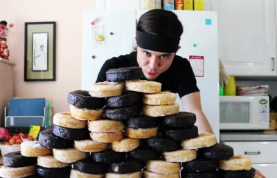 VIDEO » A mâncat 50 de gogoşi în 10 minute