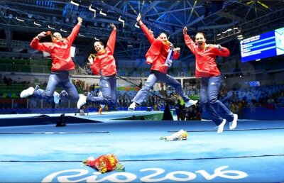 Echipa de scrimă a României, premiată de prim-ministrul Sorin Grindeanu la Gala News.ro