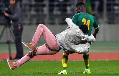 VIDEO + FOTO Teren invadat de fani, jucător placat ca la rugby! » Scene incredibile la Paris