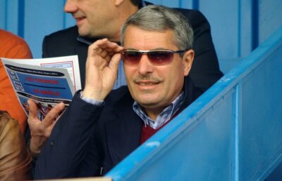 Ironii la adresa familiei Avram: "Comunică doar prin note informative"