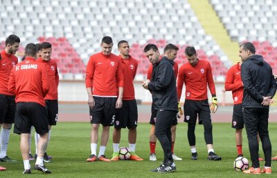 UPDATE Gata! Le-a dat INTERZIS în "Groapă"! » Fotbaliștii lui Contra nu mai pot intra nici măcar la vestiare: "Banii, băieți!" + Reacția lui Adi Mutu