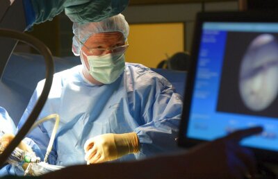 TOLO.RO: Urmarea presiunii publicului și a presei pe Sănătate: Ziarul Financiar scrie că salariile medicilor s-au mărit cu 80% în anul de după Colectiv!