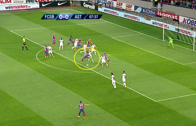 FOTO Ce-o fi fost în capul lui?! Penalty acordat la FCSB - Astra în urma unui procedeu văzut doar la lupte