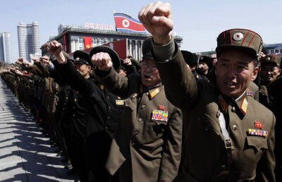 VIDEO Imagini comice vin din Coreea de Nord. Vezi cu ce fel de avioane se antrenează armata