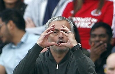 VIDEO Moment amuzant în timpul partidei cu Sunderland în prim-plan cu Mourinho: "Ce cântă ăștia?! De ce..?"