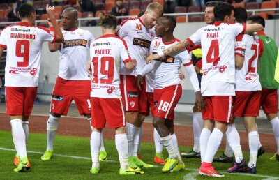 FOTO Dinamo îl are pe Lăcătuș în lot » Cine este "Fiara" din echipa lui Contra