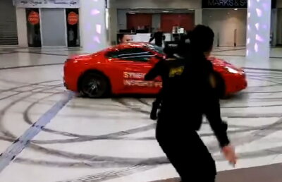 VIDEO Tupeu fantastic! A intrat cu un Ferrari în mall și a început să facă drifturi