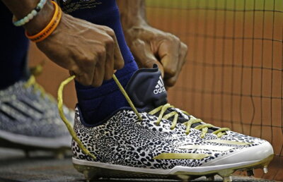 Mister elucidat. De ce se desfac şireturile în timp ce mergem?