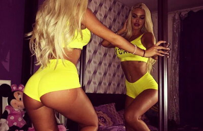 FOTO O blondină celebră de la noi, fotografie demenţială din dormitor