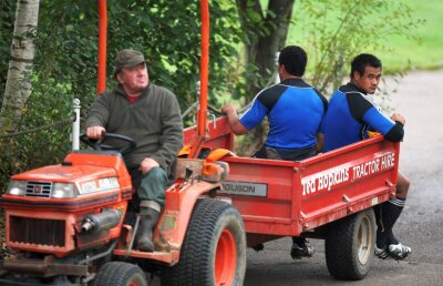 Decizie bizară luată de Înalta Curte » Tractoarele pot fi conduse pe drumurile publice din România fără permis!