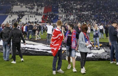 VIDEO Primele reacții oficiale după haosul din Lyon-Beșiktaș: "Un dezastru de securitate! Ar fi putut ieși o catastrofă!"