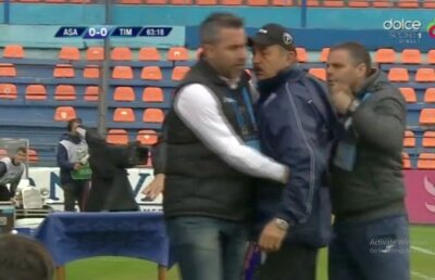 VIDEO+FOTO Aproape de un nou "episod Grozavu" în Liga 1 » A vrut să-și bată un jucător!