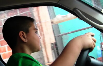 Un copil de 8 ani i-a furat camioneta tatălui şi a plecat la drum. Motivul este incredibil!