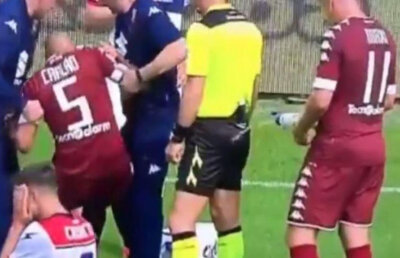 Maxi pus pe șotii » L-a udat din spate pe arbitru cu bidonul de apă