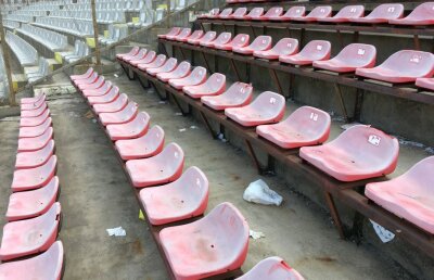 GALERIE FOTO Imagini dezolante din Ștefan cel Mare: "Pe stadion sunt păsări moarte, sticle pisate și blugi aruncați"