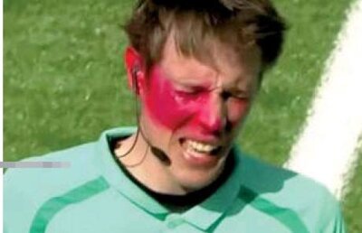 VIDEO A intrat pe teren și l-a atacat pe arbitru cu un spray de graffiti