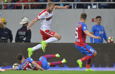 INTERVIU EXCLUSIV Cornel Dinu laudă rivala: "Steaua e cea mai bună din play-off!" » Pe mâna cărei echipe merge în Derby de România