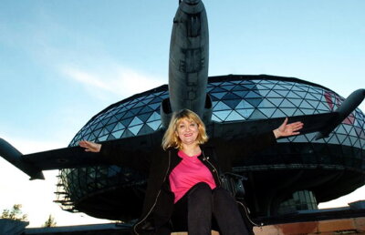 FOTO & VIDEO O stewardesă a supravieţuit după ce s-a aruncat din avion fără paraşută de la 10.000 de metri » Uite cum a fost posibil