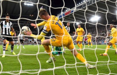 Anchetă URIAȘĂ în Anglia! Garda Financiară a descins la două cluburi importante și a arestat mai mulți oameni 