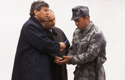 Perle din arhiva foto GSP »  Autograf pentru istorie: Mircea Lucescu și George Copos într-o fotografie unică!