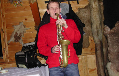 Perle din arhiva foto GSP »  Omul-orchestră » Îl mai recunoști? Acum e unul din veteranii Ligii 1, dar în tinerețe își încerca talentul la saxofon