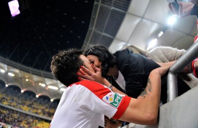 FOTO Ce nu s-a văzut la TV » Sărutul dulce al victoriei în derby, ironii către steliști, chiar pe gazon + Dinamoviștii au sărbătorit cu bere în vestiar