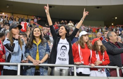 GALERIE FOTO Cele mai tari 5 fotografii de la derby » Sandra a eclipsat "oficiala" unde a mai luat loc și prima doamnă de la Dinamo