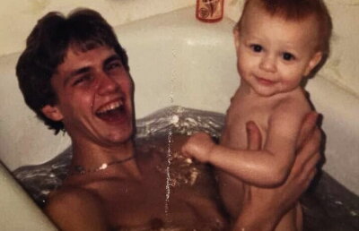 Fotografia care a amuzat tot internetul. Un tată și un fiu, dezbrăcați în cadă