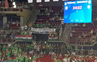 Primire ostilă în tribunele sălii din Budapesta: ce mesaj au afișat fanaticii maghiari la adresa României, confiscat imediat de forțele de ordine!