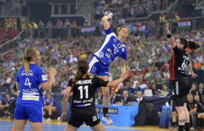 GALERIE FOTO Rătăcite pe teren » CSM pierde în semifinalele Ligii, cu Vardar, într-un meci în care nu a avut nicio șansă! Când e finala mică, împotriva lui Buducnost