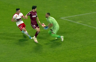 VIDEO+FOTO Steliștii insinuează că unul dintre jucătorii CFR-ului ar face un meci suspect cu Dinamo! În startul reprizei secunde, jucătorul A GAFAT decisiv :O